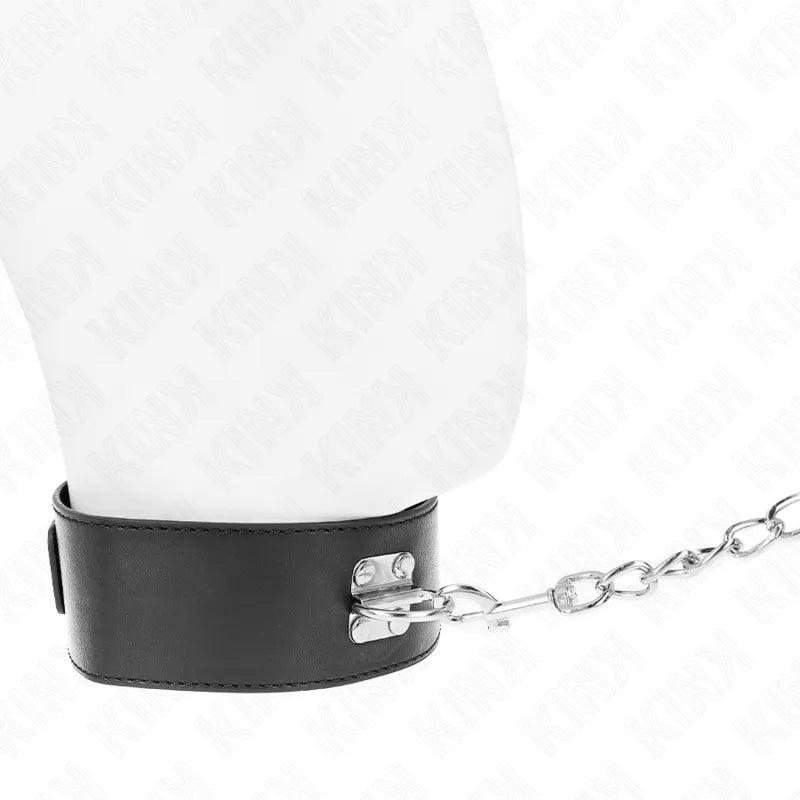 Collier BDSM en cuir noir avec chaîne métallique, design élégant et robuste, pour expérience de domination sophistiquée.