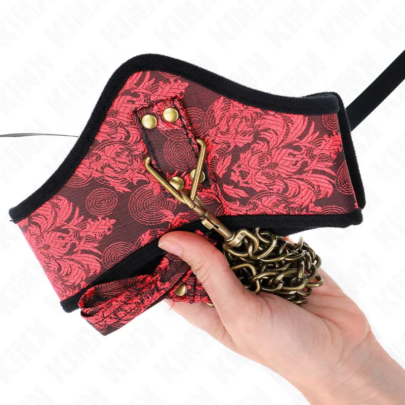 Collier BDSM rouge en cuir végétalien, motifs floraux, boucles métalliques dorées, design élégant et ajustable.
