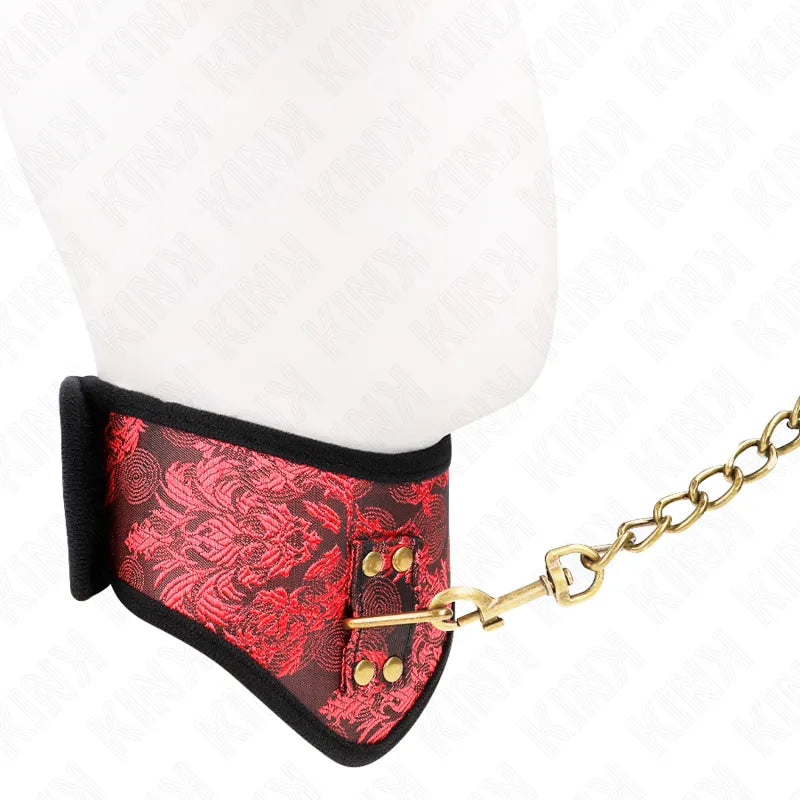 Collier BDSM rouge et noir en cuir végétalien, motifs floraux, boucles métalliques dorées, chaîne attachée.