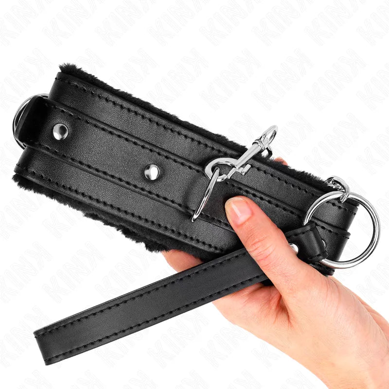 Collier laisse BDSM cuir noir élégant, détails métalliques, ajustable, confortable, sophistiqué, pour expériences kink.