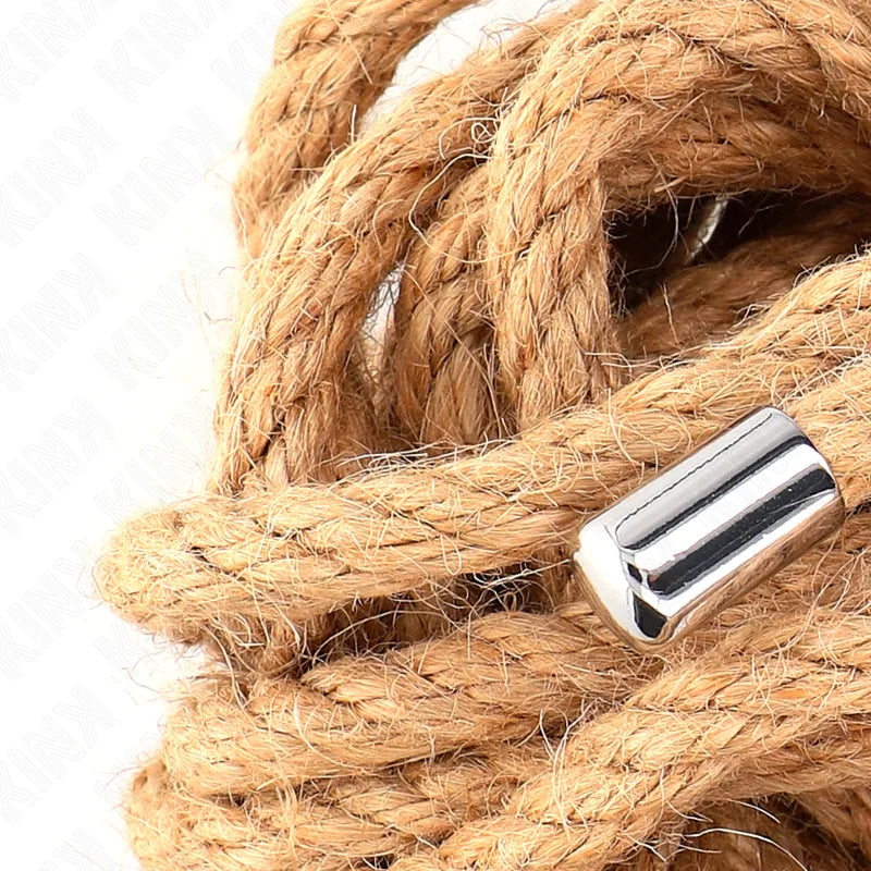 Cordes de bondage en coton beige, texture douce, avec embout métallique, idéales pour débutants, sécurité et confort.