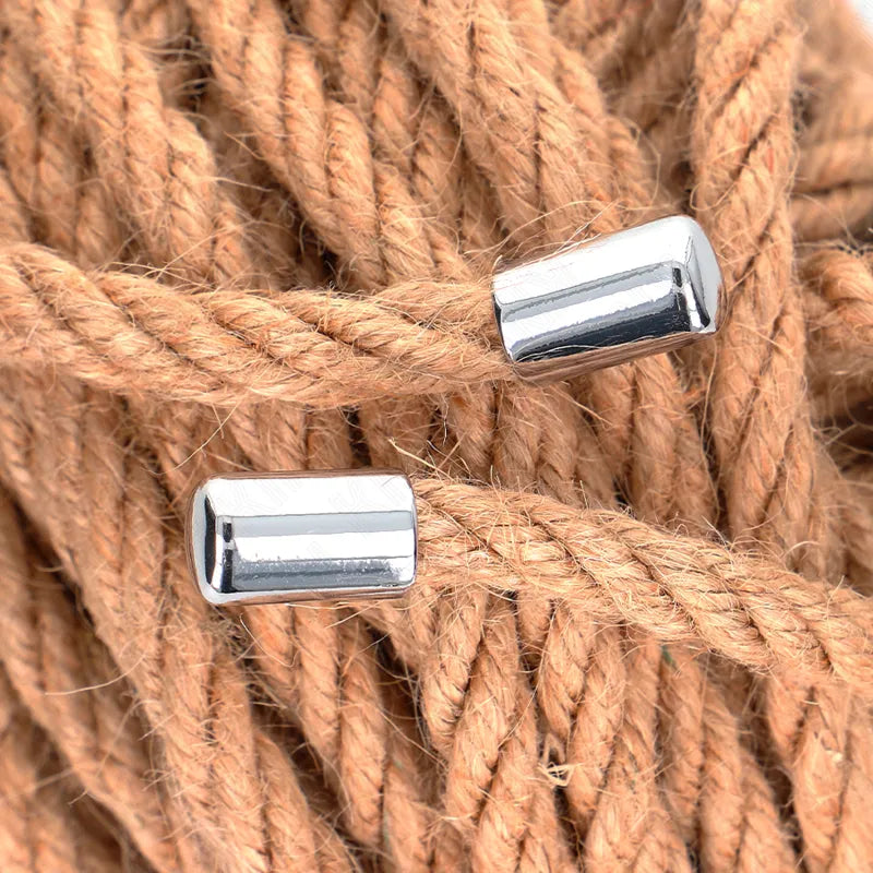 Cordes de chanvre naturel 10m pour bondage Shibari, texture robuste, embouts métalliques, couleur beige rustique.