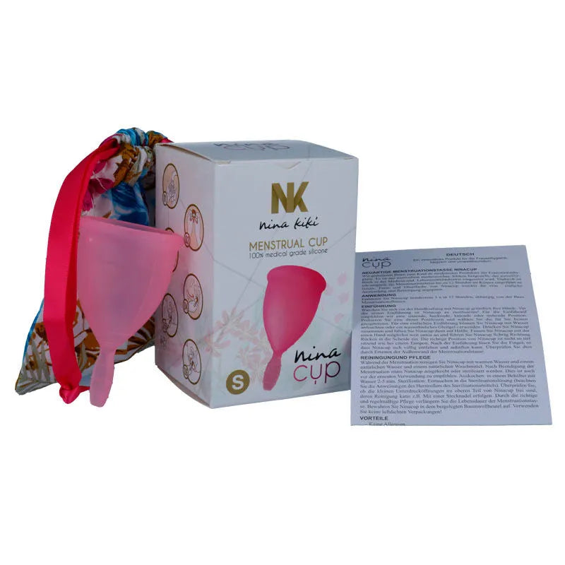 Coupe menstruelle rose en silicone médical avec boîte NINA CUP, sac de rangement coloré et notice d'utilisation.