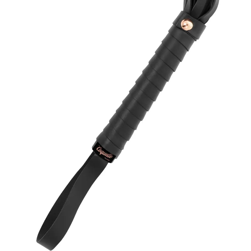 Cravache BDSM en cuir vegan noir, manche ergonomique 15cm, longueur totale 28cm, design élégant et durable Coquette Chic.