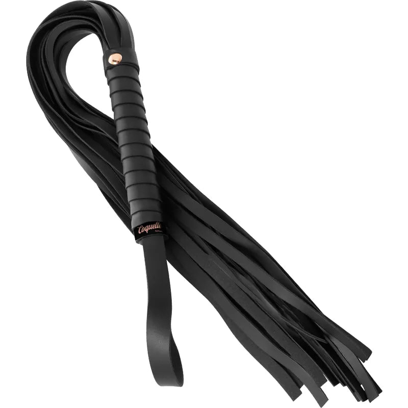 Cravache BDSM noire en cuir vegan, manche ergonomique 15cm, longueur totale 28cm, design élégant et durable Coquette Chic.