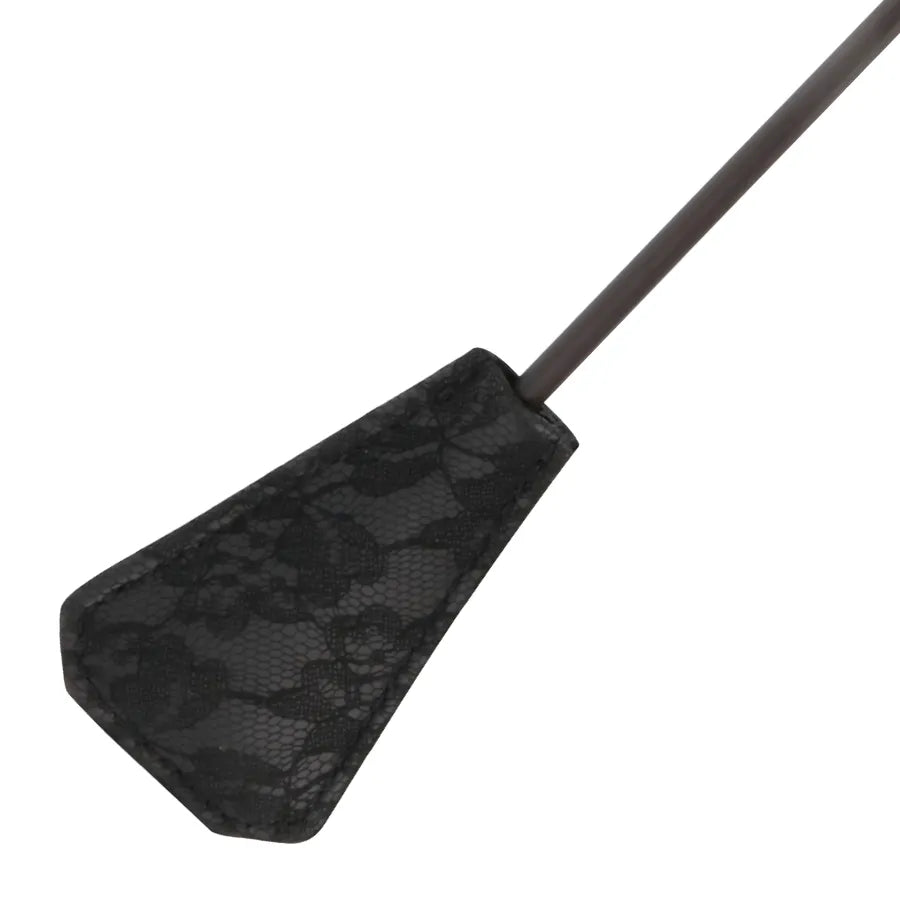 Cravache BDSM double face noire avec plume, 56cm, élégante et sensuelle, pour caresses délicates et moments intenses.