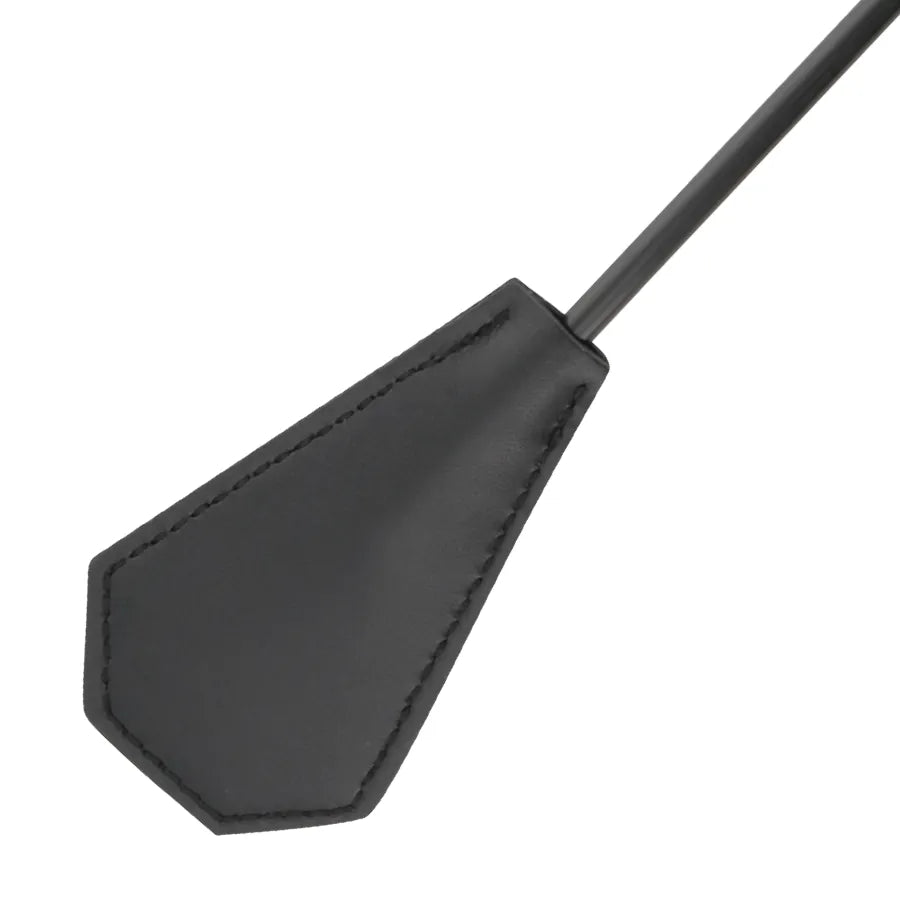 Cravache BDSM noire double face avec plume douce, longueur 48cm, pour stimulation sensorielle et plaisir intense.