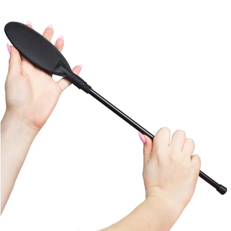 cravache bdsm ovale noire résistante robuste élégante précision contrôle poignée ergonomique maniable finition satinée durable longévité sécurité consensuelle domination