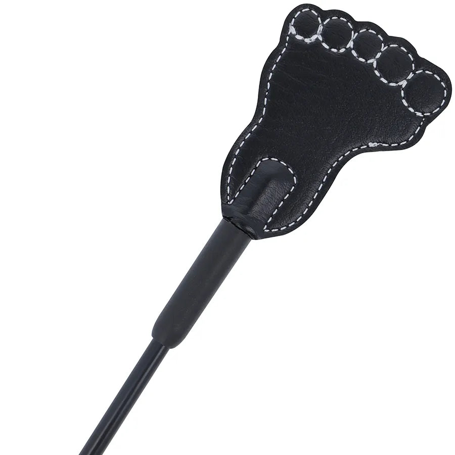 Cravache BDSM noire en PVC souple avec manche ergonomique et pointe en forme de pied, finition élégante et durable.