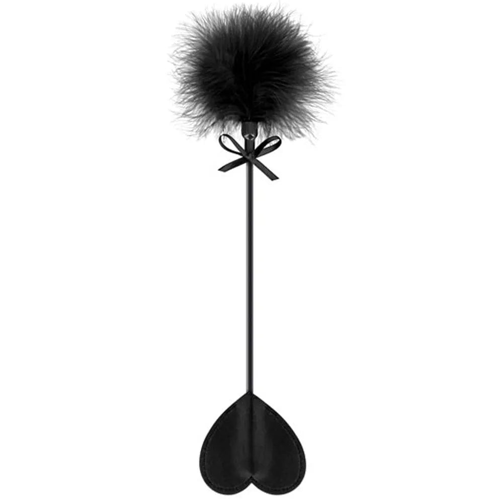 Cravache érotique cuir noir coeur ornée petit nœud plumeau caresses sensuelle soumission fessées légère maniable durable esthétique réutilisable sécurisée