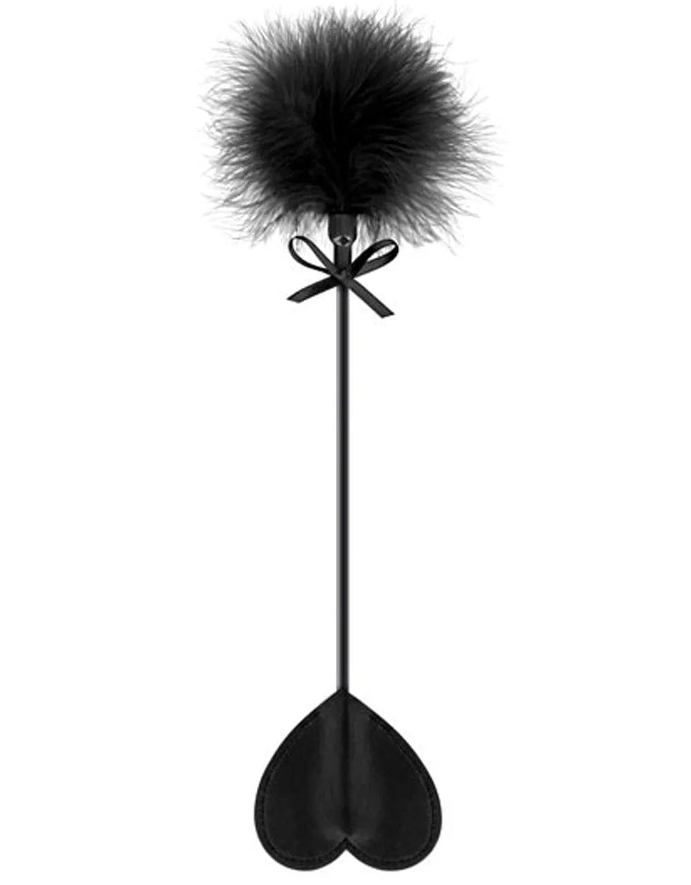Cravache érotique en cuir noir en forme de cœur avec nœud et plumeau, accessoire sensuel pour jeux de soumission.