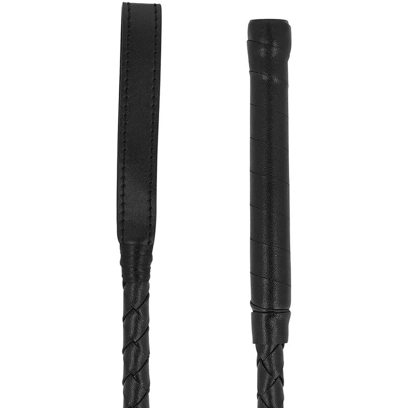 Cravache fétichiste PVC noire 60cm, pointe souple, manche ergonomique, finition brillante, élégante et efficace.