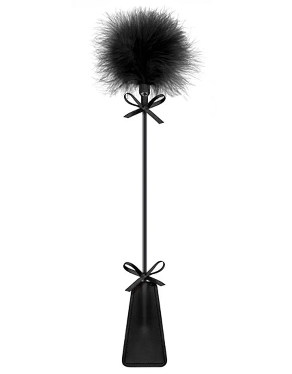 Cravache noire avec plumeau, poignée ergonomique, cuir synthétique, décorée de nœuds, pour jeux sensuels et domination.