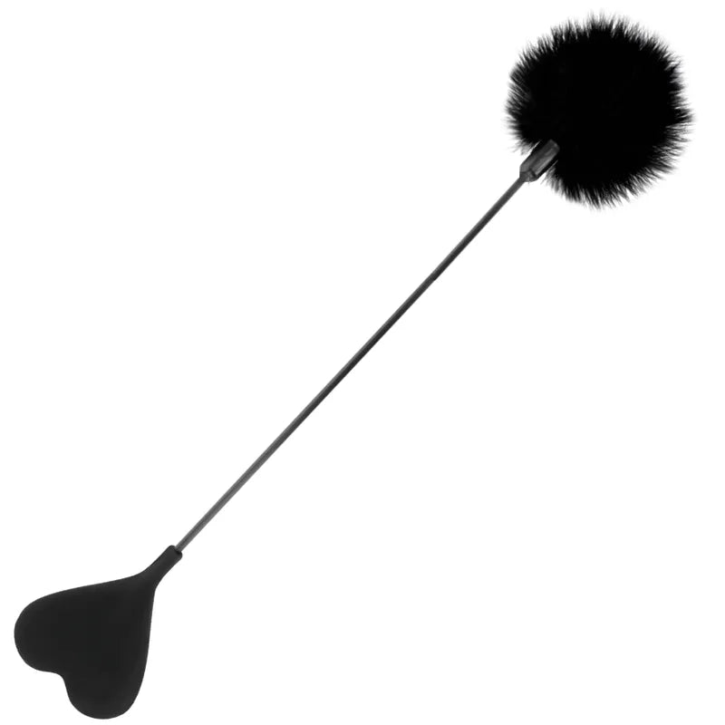 cravache noire double face plumes douces cravache ferme sensations sensuelles caresses préliminaires intimes polyvalente quarante centimètres prise main confortable fétiche