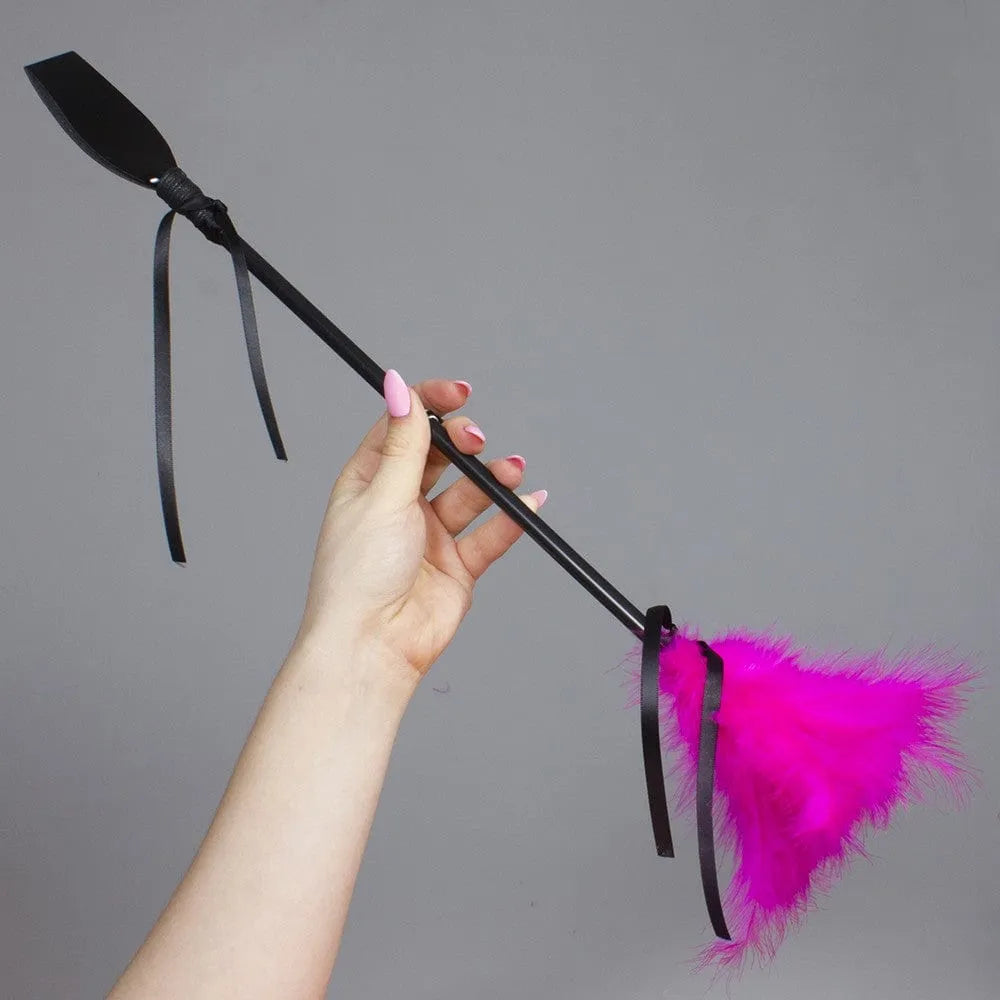 cravache plumeau bifonctionnel équestre stimulation caresse vingt plumes tige résistante diamètre8mm longueur30cm dimension45cm plastique polyuréthane coton polyester espagnol