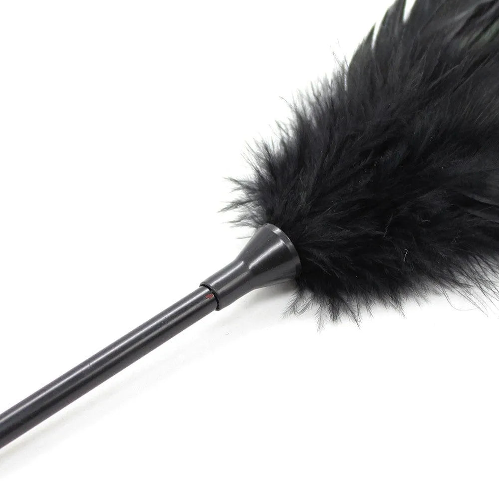 Cravache érotique noire 48cm, double face PVC et plumes, pour jeux BDSM, domination et soumission, ergonomique et légère.