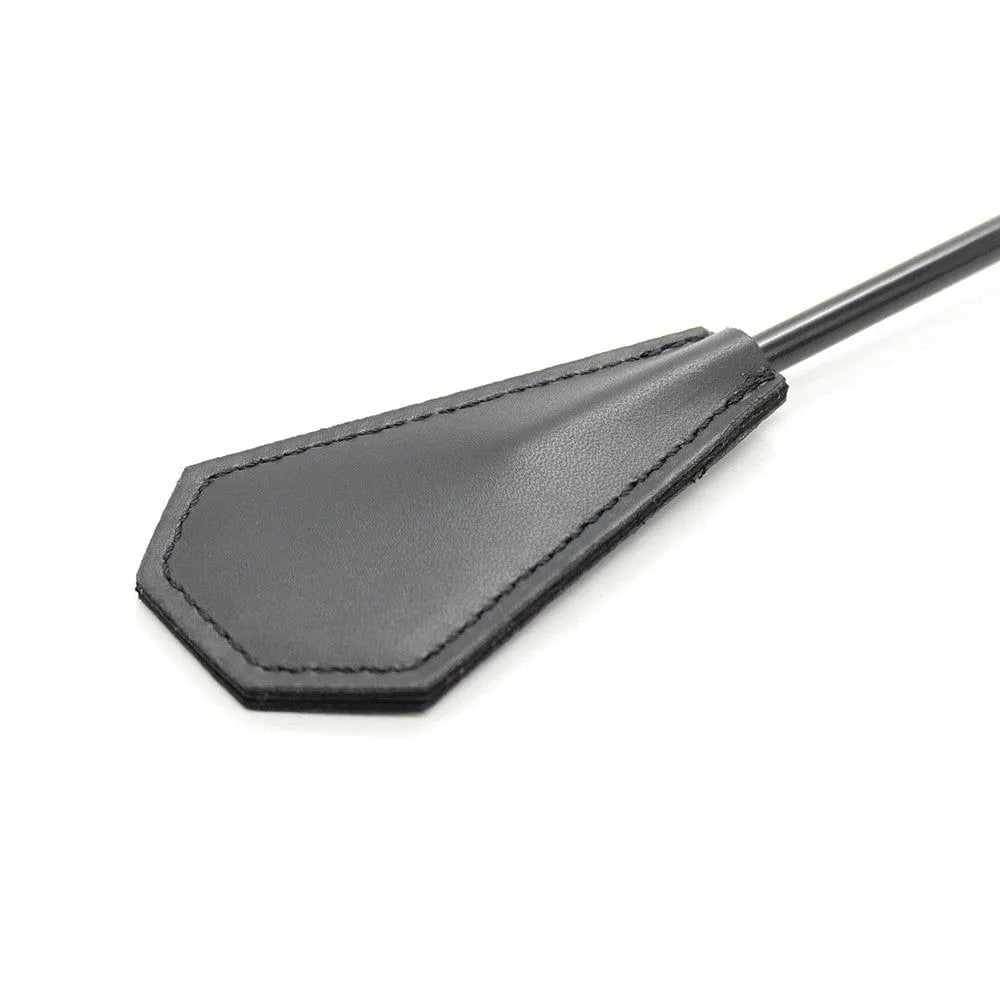 Cravache érotique noire 48cm, double face PVC et plumes, pour jeux BDSM, domination et soumission, ergonomique et légère.