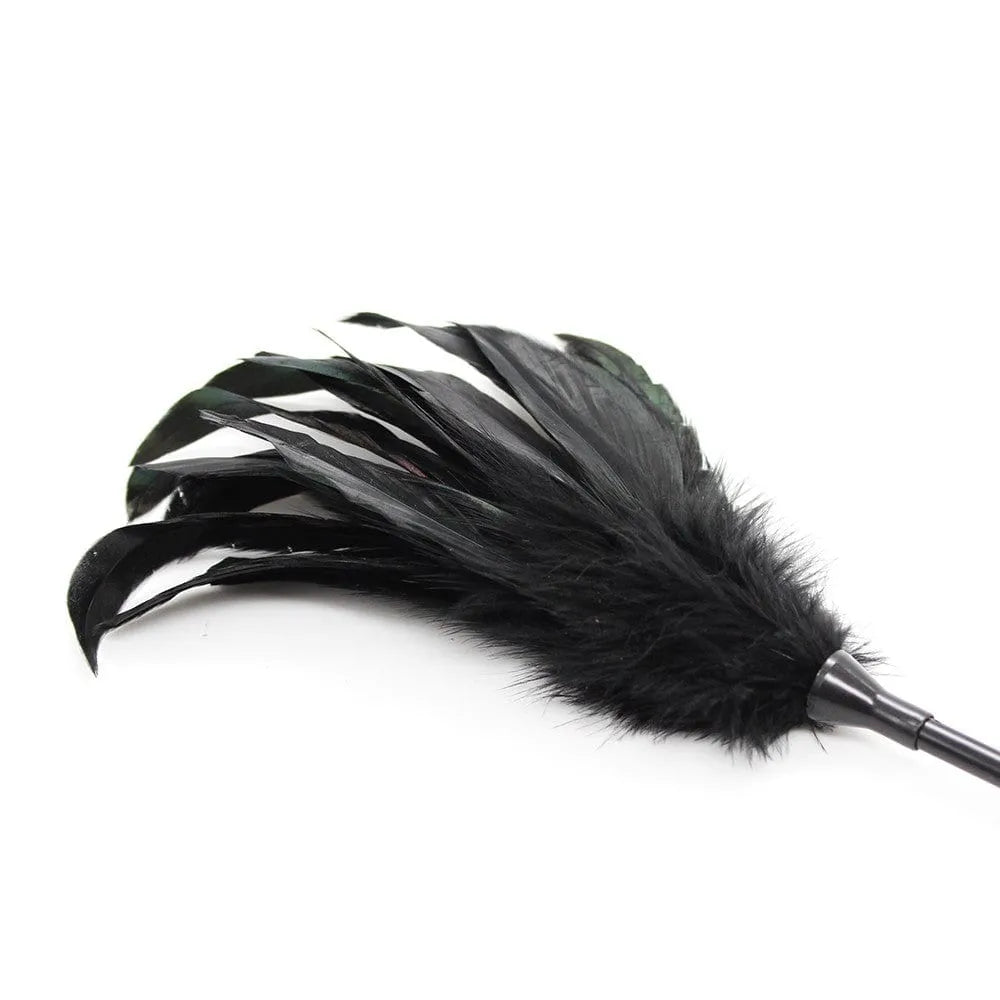 Cravache érotique noire 48cm en PVC et plumes, idéale pour jeux BDSM, fessées et caresses sensuelles, ergonomique et légère.