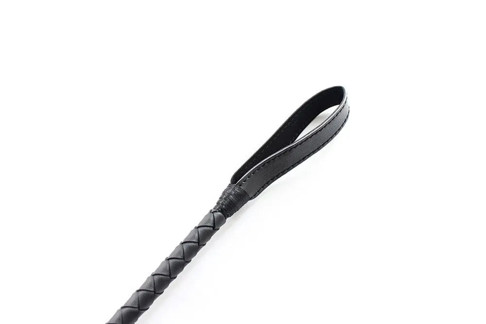 Cravache BDSM noire 71cm en PVC rigide avec poignée ergonomique, idéale pour jeux de domination et soumission.