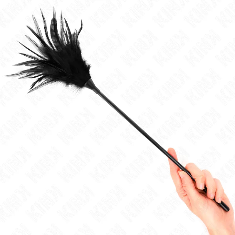 Cravache en cuir noir élégante avec poignée ergonomique, design sophistiqué pour précision et contrôle en BDSM.