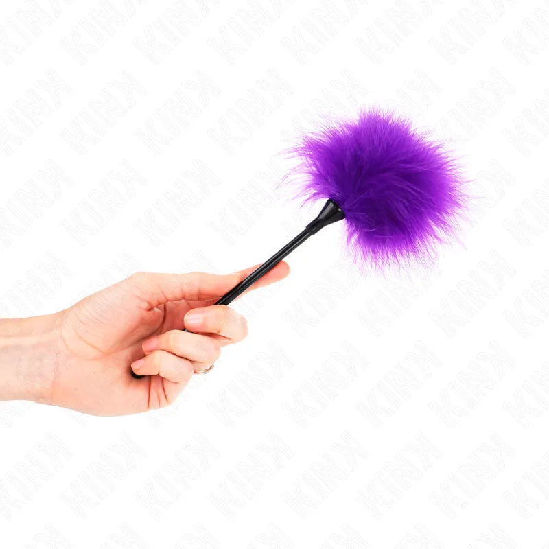 Cravache BDSM noire avec poignée ergonomique et embout en plumes violettes, idéale pour sensations intenses et jeux variés.