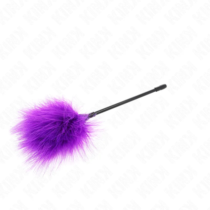 Cravache BDSM en cuir noir avec poignée ergonomique et fibres violettes, design élégant pour sensations intenses.