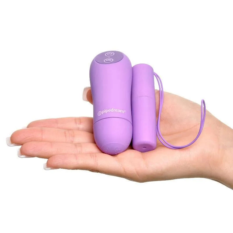 Culotte vibrante violette avec télécommande sans fil, design transparent et ergonomique, masseur miniature intégré.