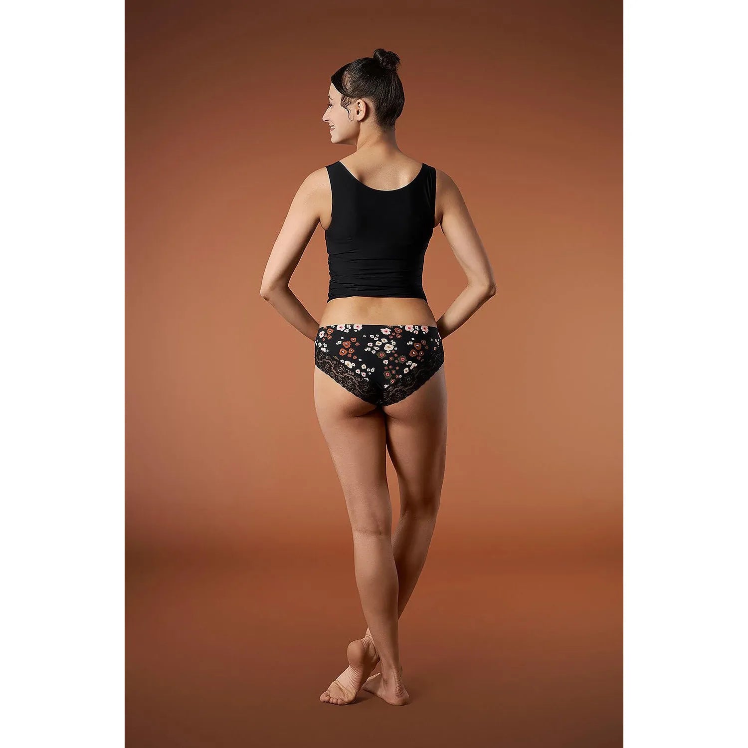 Culotte Julimex 188537 en dentelle florale beige brun noir, élégante et confortable, vue de dos sur fond marron.
