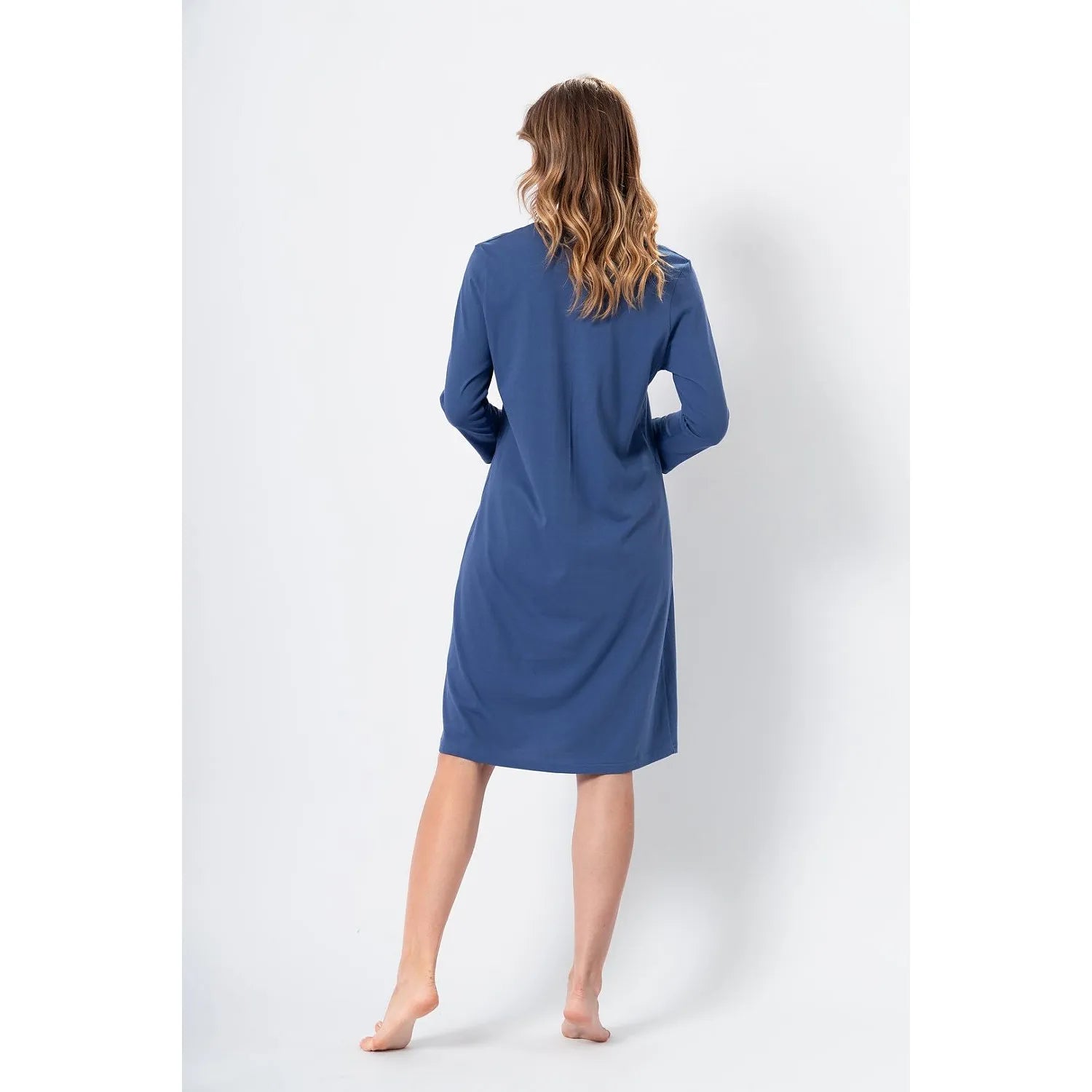 Chemise de nuit Kasia bleu denim foncé, manches 3/4, imprimé floral, coton bio, confort nuit détente maison.