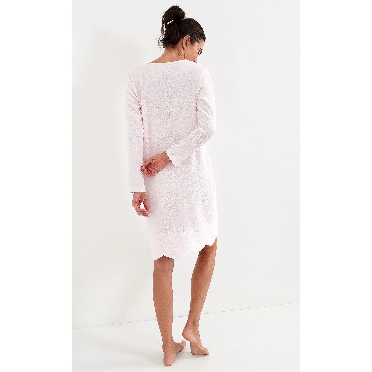 Chemise de nuit rose en thermofleece doux, manches longues, encolure ronde, ourlet ondulé, noeud gris, confort XXL.