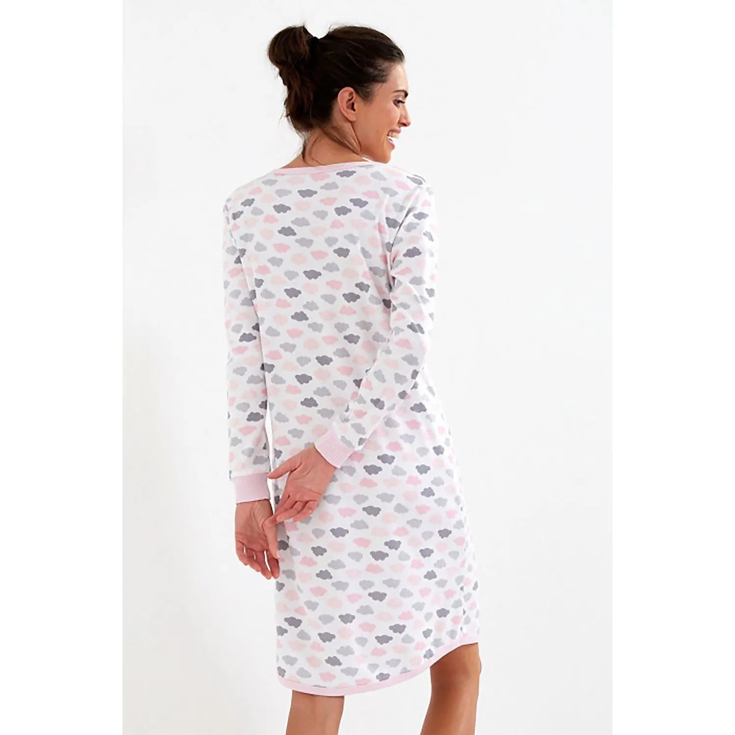 Chemise de nuit manches longues nuages pastel rose gris fond blanc, coupe ample, encolure ronde, longueur genoux.