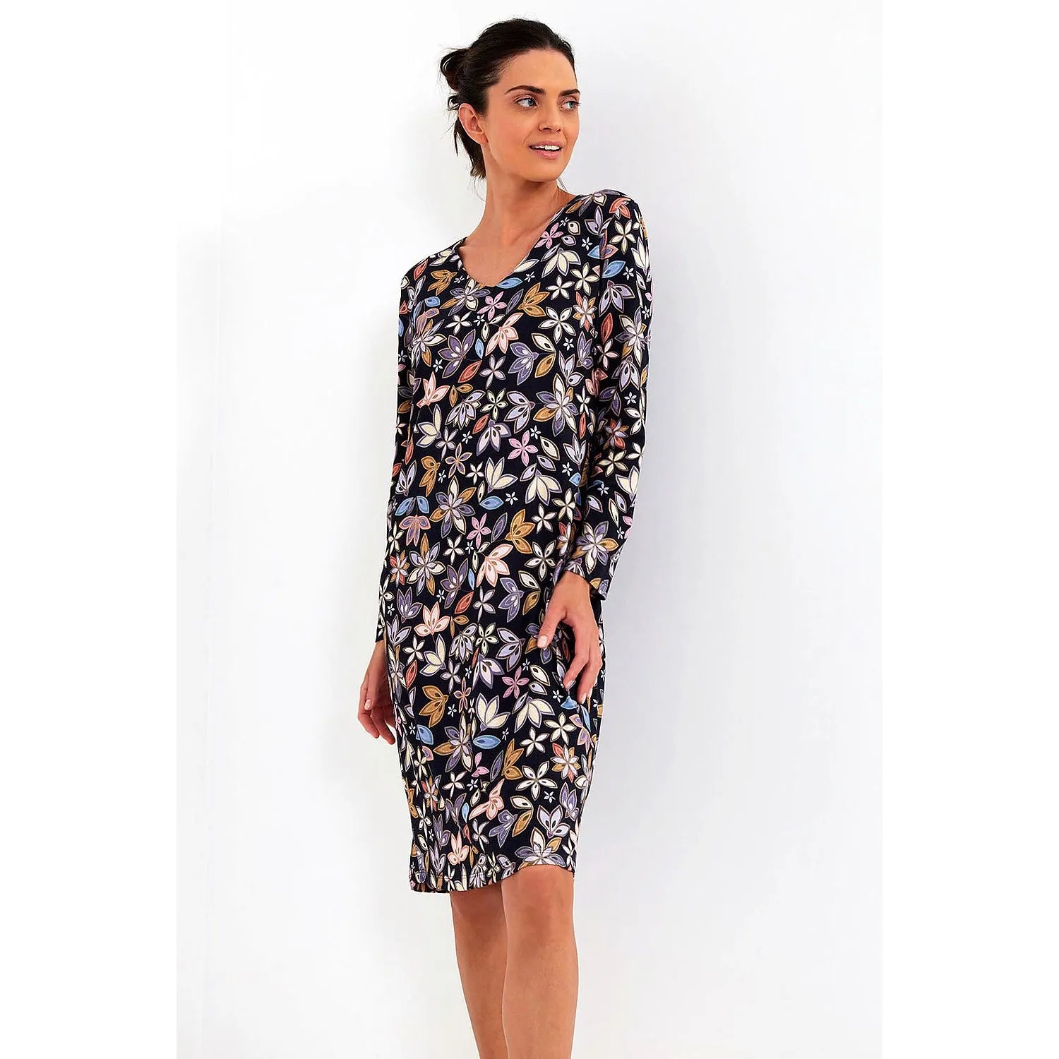 chemise nuit cotonpur doux respirant hypoallergenique fleurs colorees bleu marine manches longues col V coupe ajustee sexy discret