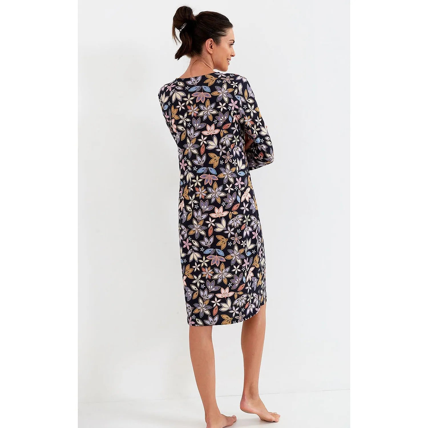 Chemise de nuit bleu marine à fleurs colorées, manches longues, col V, coupe ajustée, coton doux et respirant.