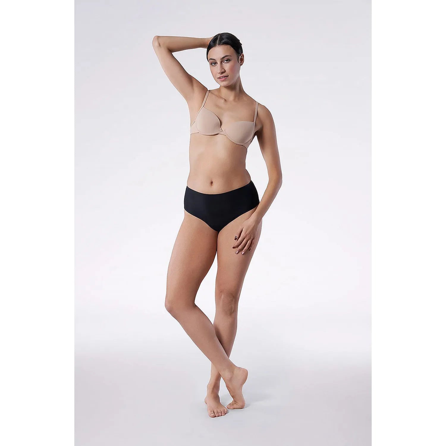 Ensemble lingerie Julimex modèle 189263 sans couture microfibre douce lisse respirante invisible beige noir bretelles fines ajustables rembourrées taille élastiquée