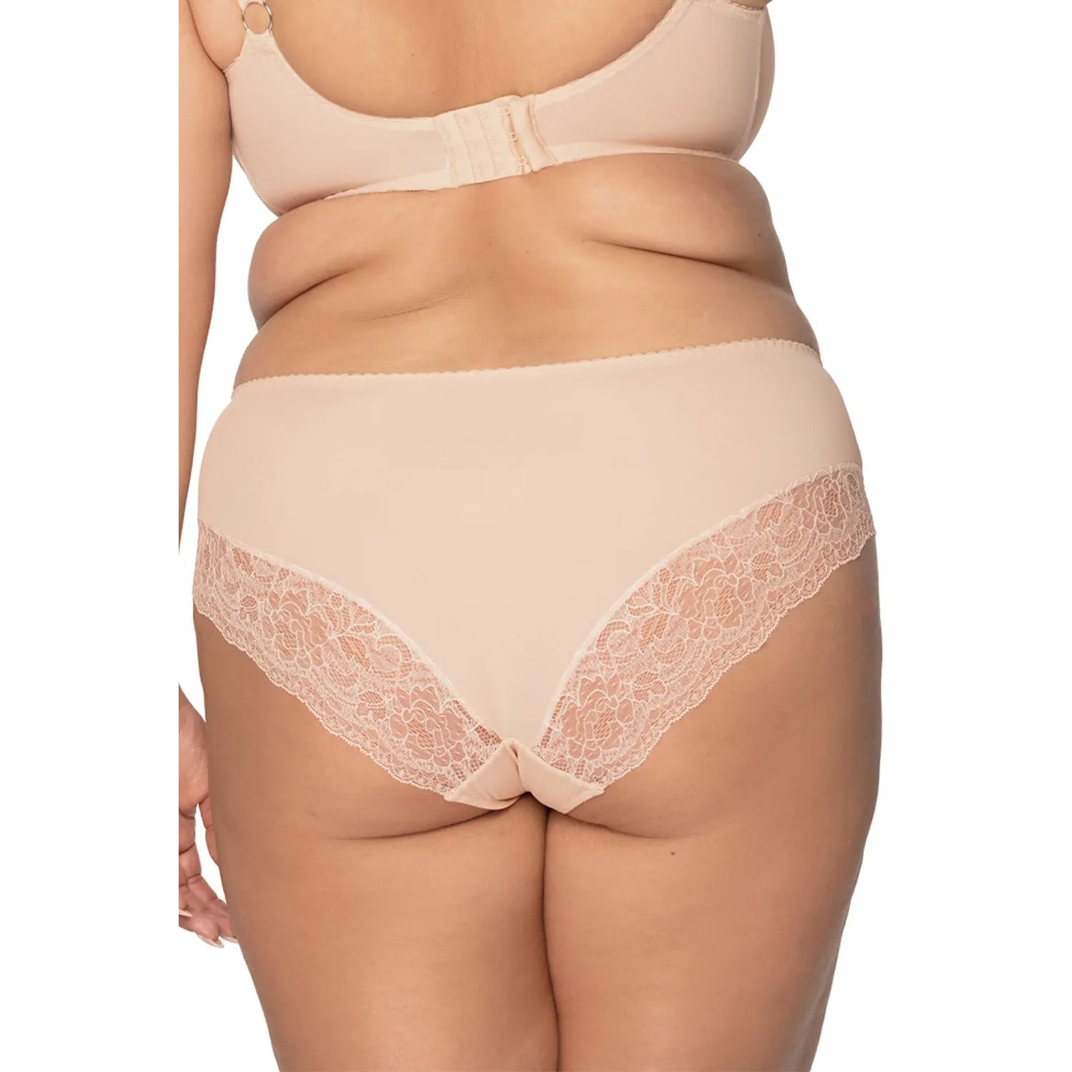 Ensemble lingerie Bella Misteria nude, dentelle florale, soutien-gorge et slip grande taille, confort et élégance.