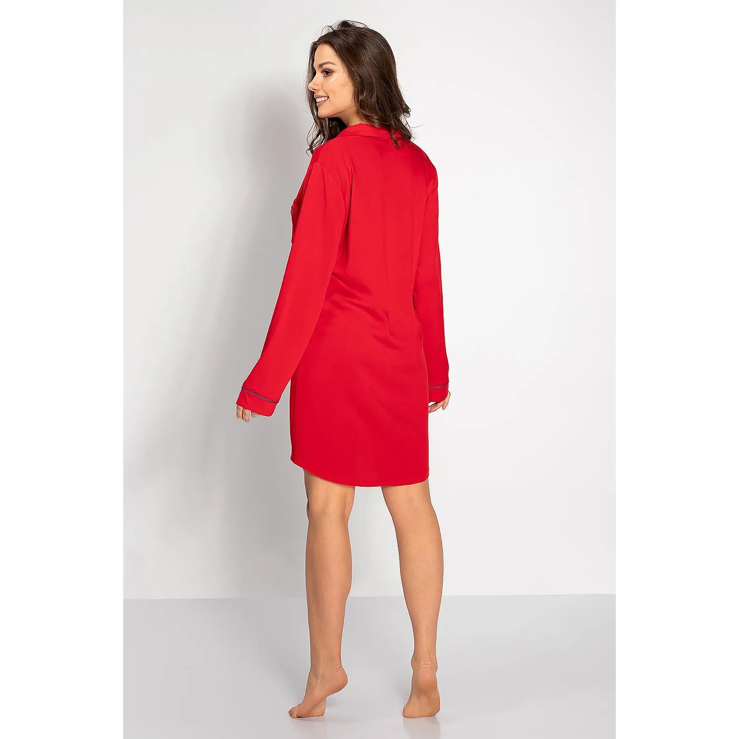 Chemise de nuit rouge en viscose douce, style chemise longue, boutons, poche poitrine, élégante et confortable.