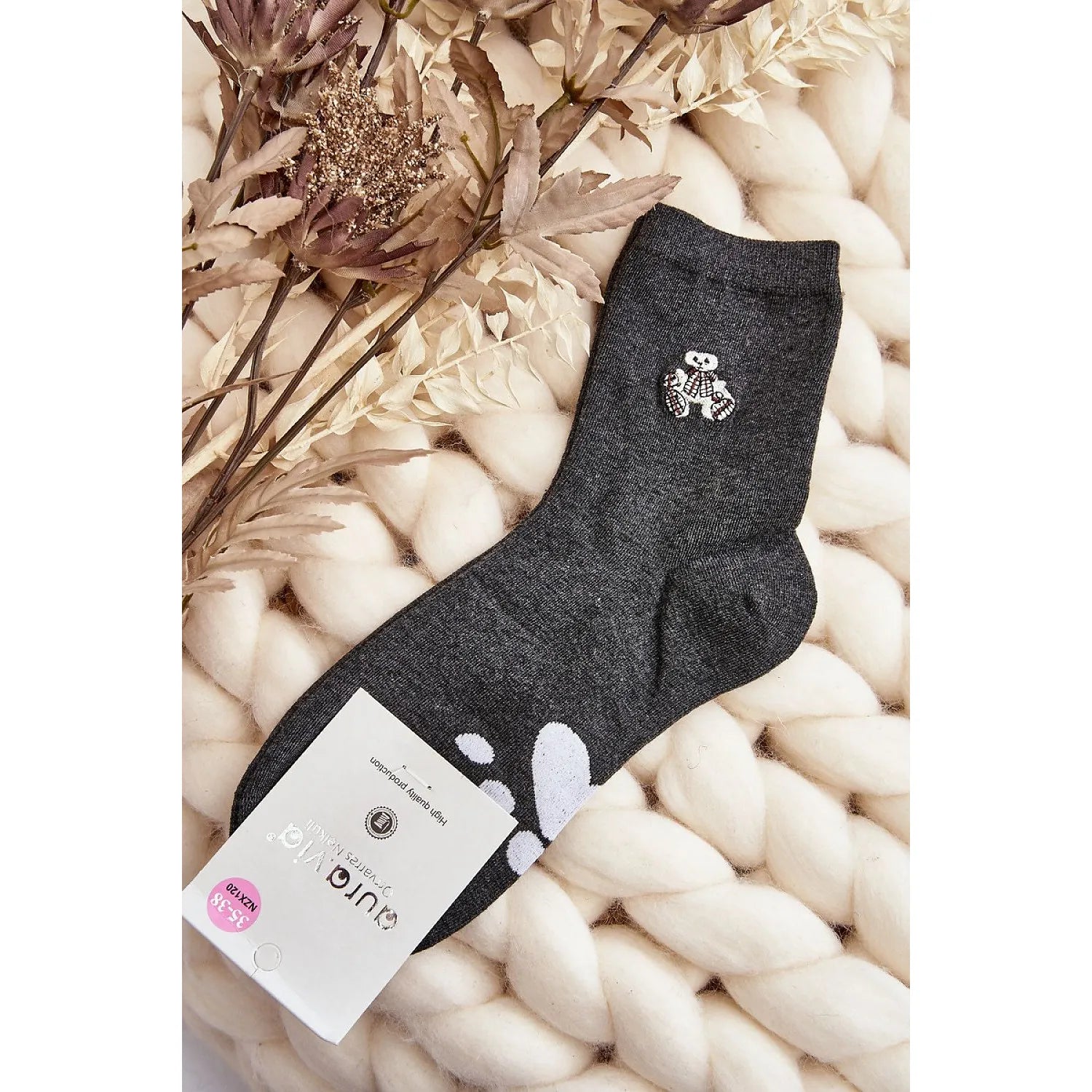 Chaussettes cheville en coton gris avec motif ours et cœurs, parfaites pour Noël et les jours froids, posées sur fond tricot.