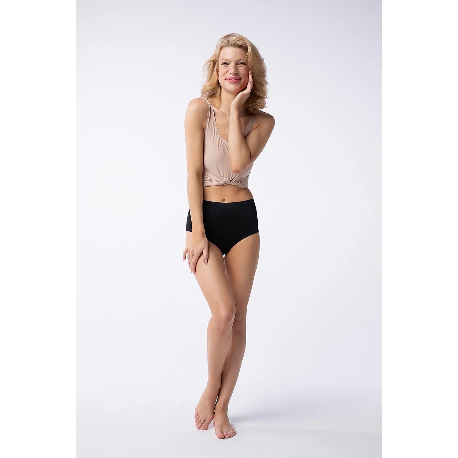 Culotte taille haute noire Julimex 191336, design élégant et couvrant, maille innovante pour confort et maintien optimal.