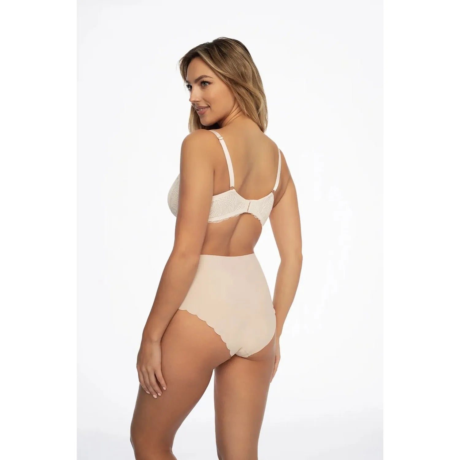 Maillot de bain taille haute beige avec dentelle festonnée, microfibre douce, silhouette sculptante, confort optimal.