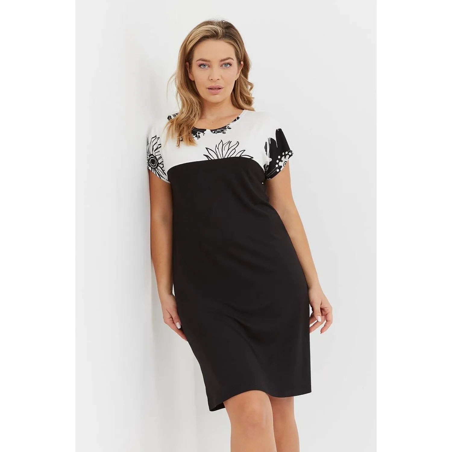 Chemise de nuit model 196101 De Lafense manches courtes motifs fleurs noires fond clair tailles S M L XL XXL