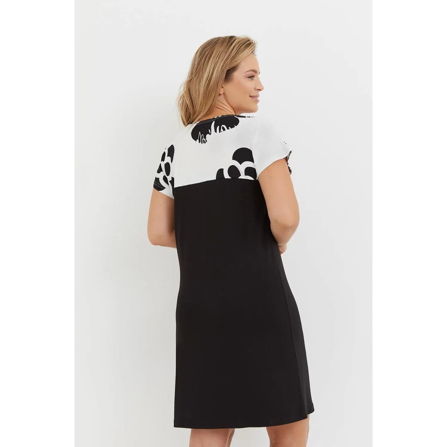 Chemise de nuit Lafense 196101, motifs floraux noirs sur fond clair, manches courtes, bas uni noir, élégante et confortable.