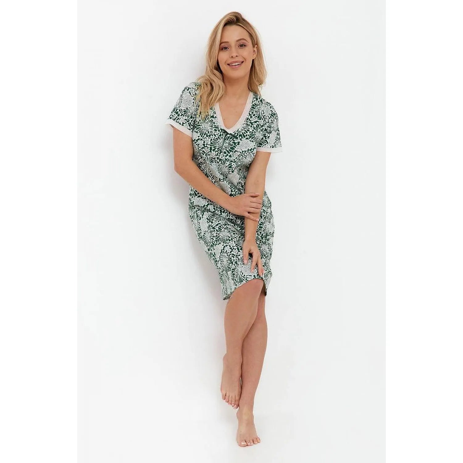 Chemise de nuit coton manches courtes, motif floral blanc vert foncé, col rond, noeud décoratif, élégante et confortable.