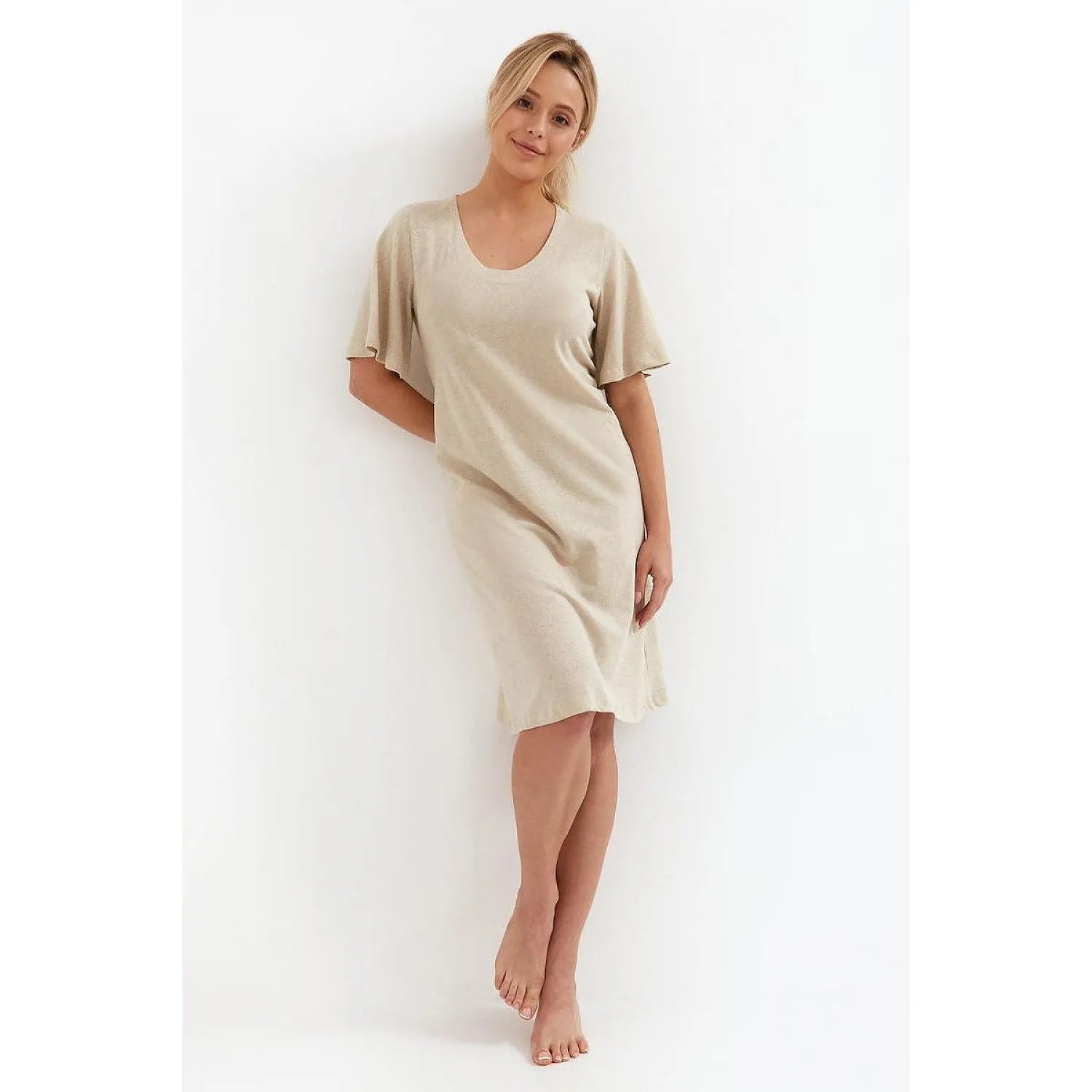 Chemise de nuit beige élégante en viscose et lin, manches courtes larges, grande encolure, modèle Cana 197801.