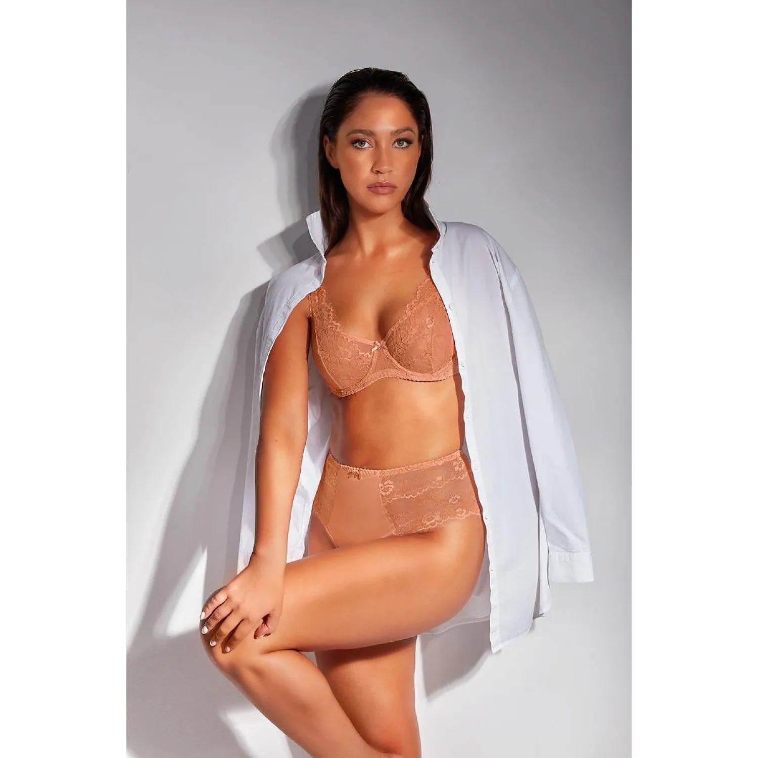 Ensemble lingerie dentelle florale beige, soutien-gorge armature ajustable, culotte taille haute, modèle Bella Misteria.