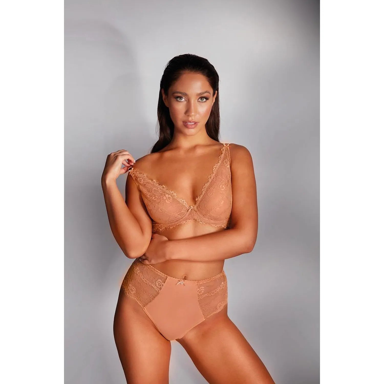 Ensemble lingerie pêche Bella Misteria, soutien-gorge balconnet dentelle florale, culotte taille haute, confort luxe.