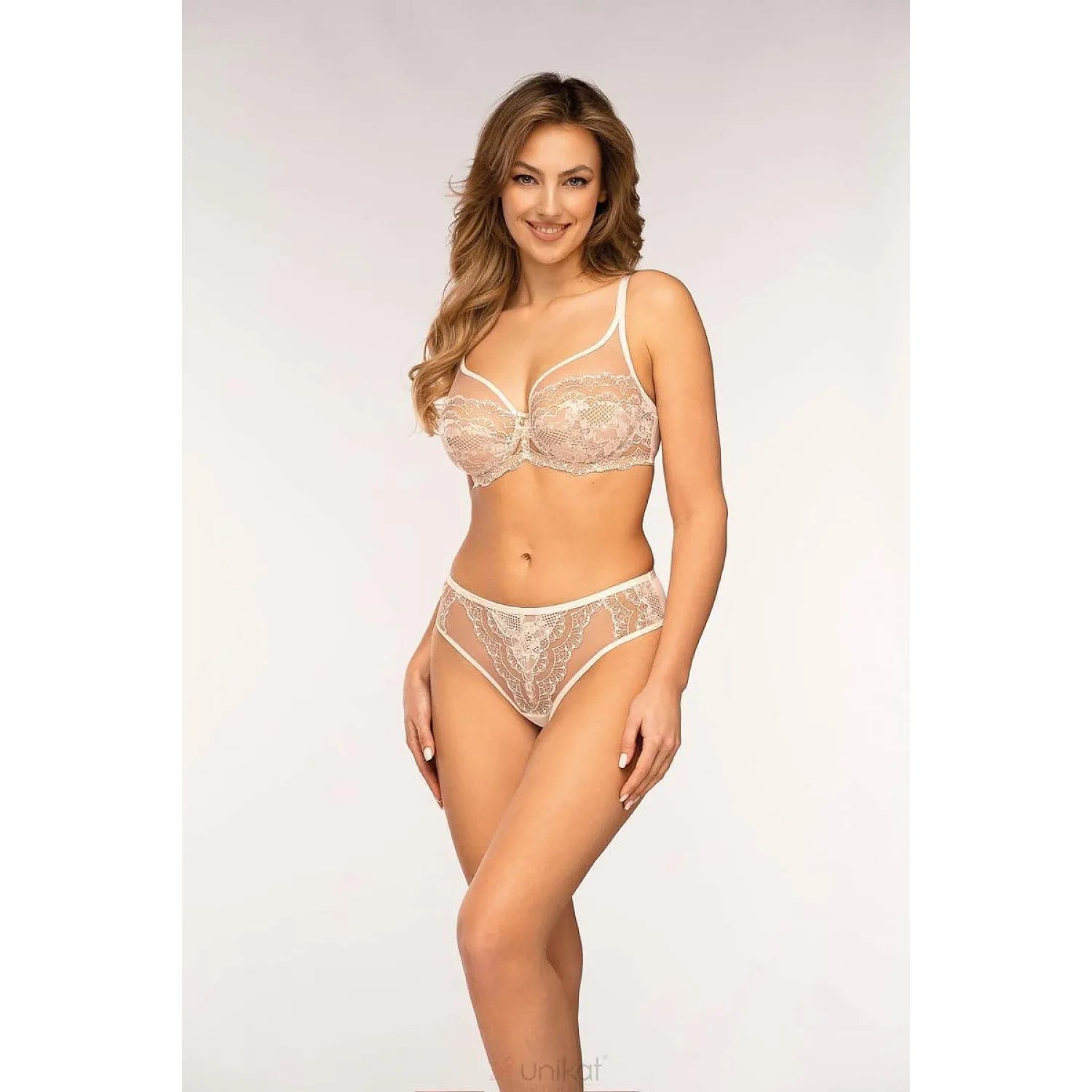 ensemble lingerie dentelle florale beige soutiengorge ajustable armatures culotte confortable bretelles fines tulle élasthanne nylon maintien sensualité élégante raffinée