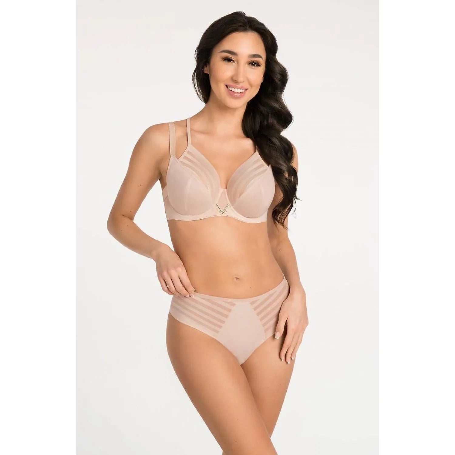 Ensemble lingerie Gorsenia Soft nude, soutien-gorge à armatures et culotte haute, tissu élastique, confort et maintien.