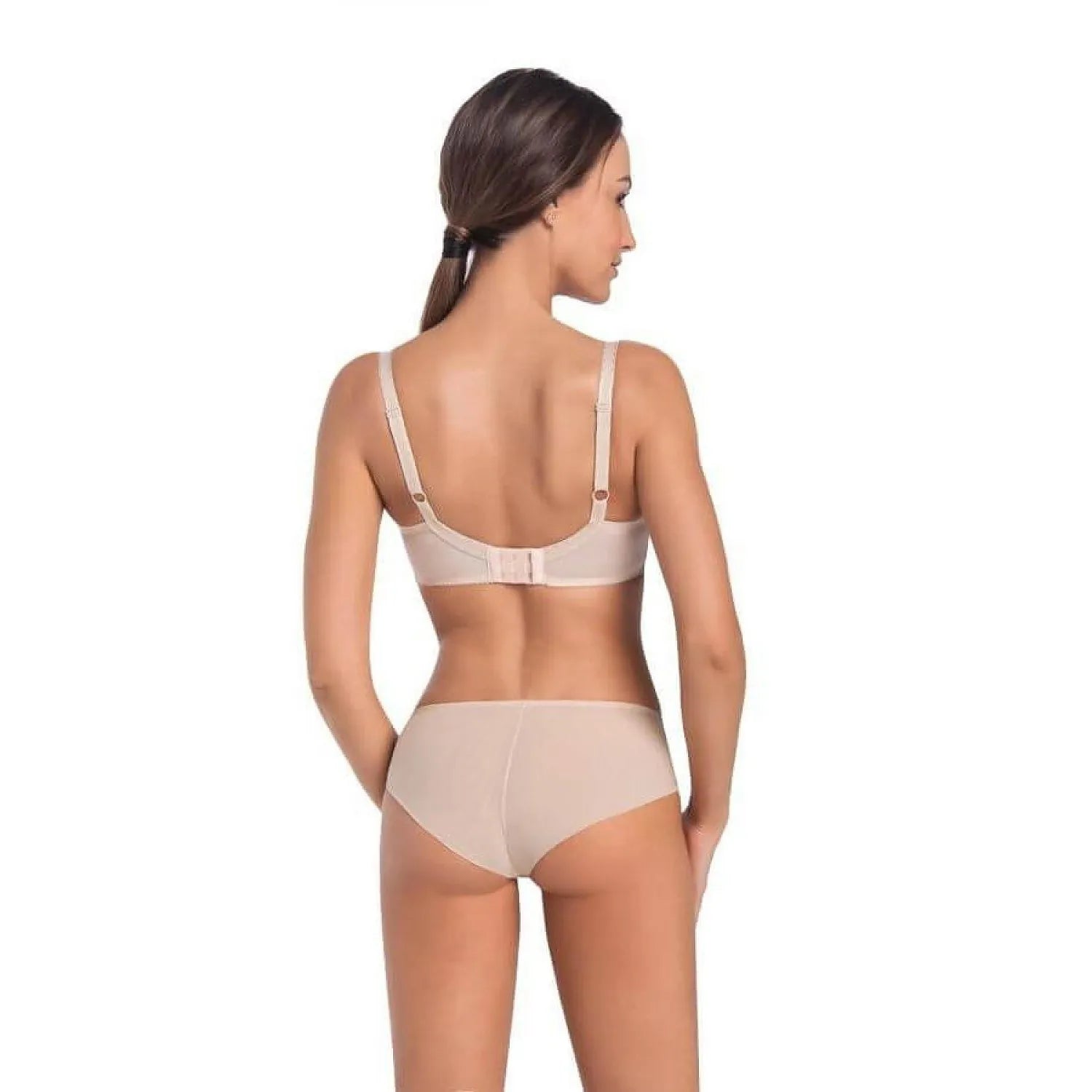 Ensemble lingerie beige dentelle, soutien-gorge armatures, bretelles ajustables, culotte semi-transparente, noeud décoratif.
