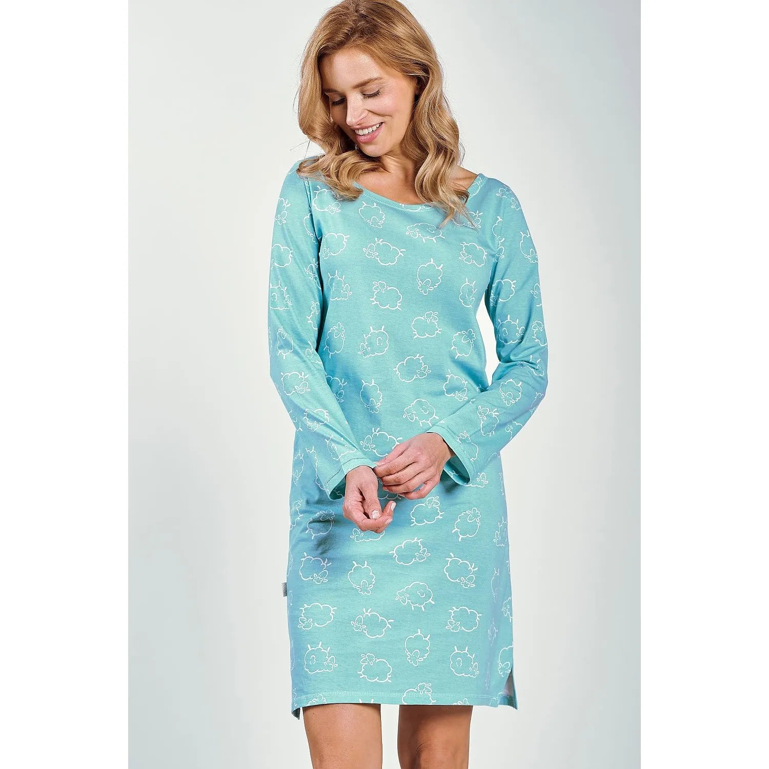 Chemise de nuit soie imprimée bleue, manches longues, encolure ronde, modèle 199058 Taro, élégante et confortable.
