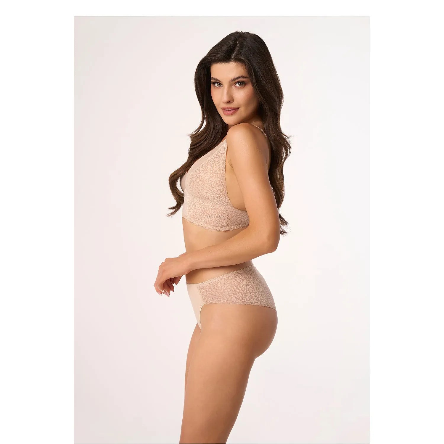 Culotte brésilienne beige en dentelle élastique Babell, modèle 199341, coupe cheeky, confort et élégance féminine.